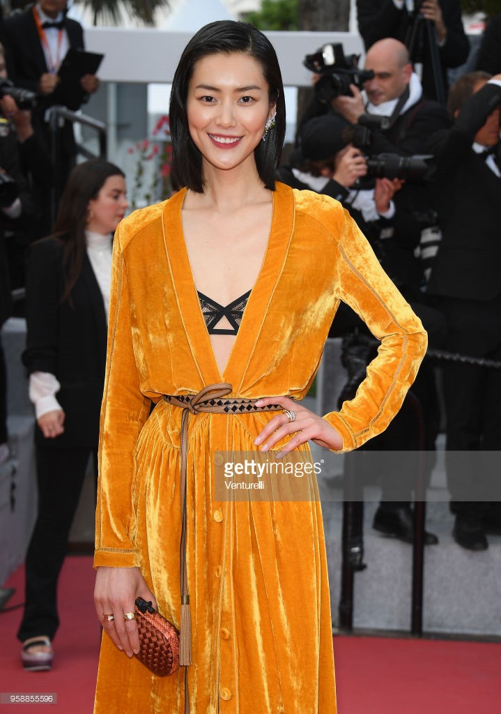 Thảm đỏ Cannes 2018: Vẫn là chiêu trò và hở bạo trong ngày 8